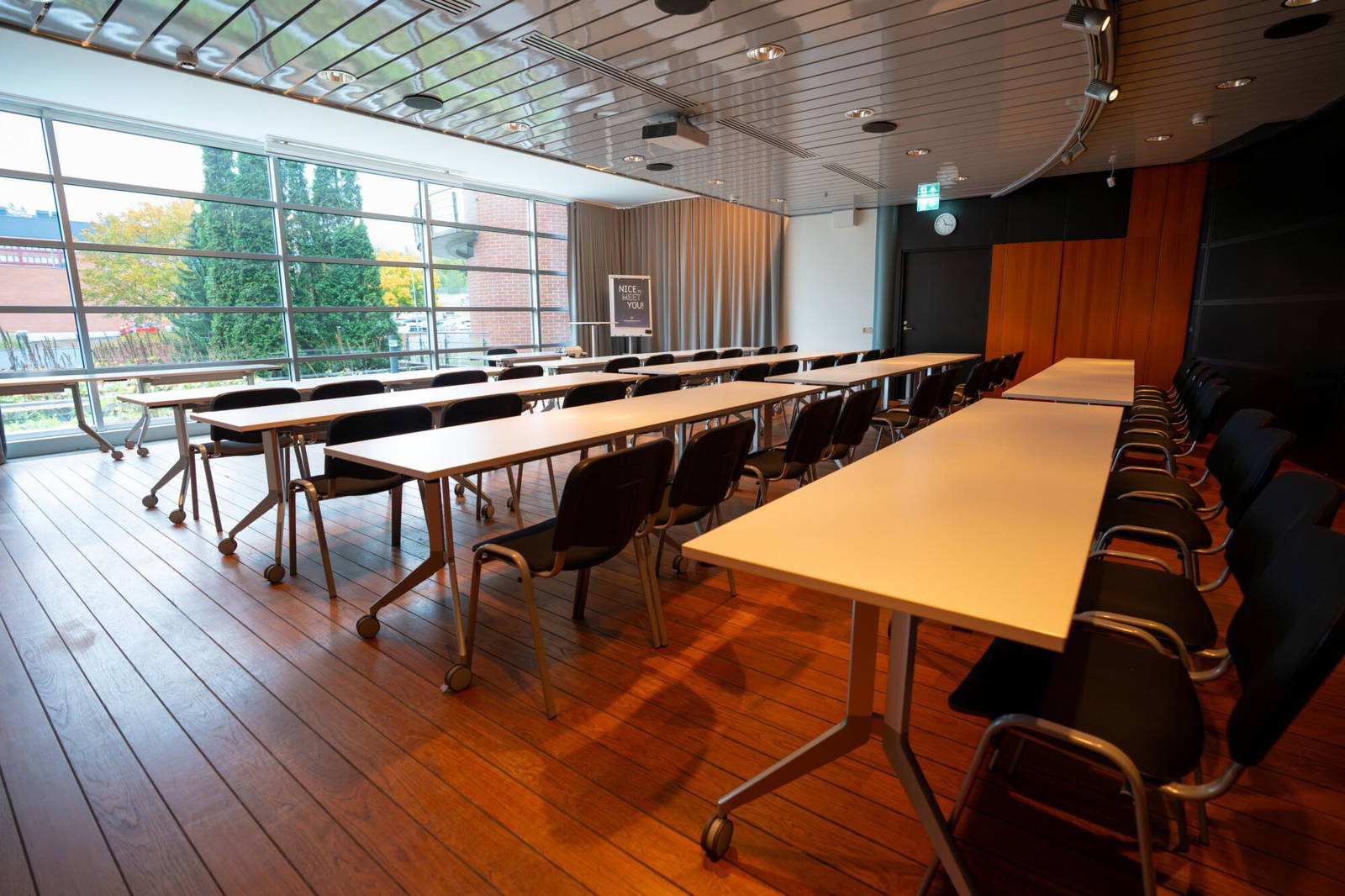 Kokoustila sijaitsee innovatiivisessa ympäristössä Espoon teknologiakeskittymän ytimessä. Tila voidaan muunnella asiakkaan tarpeiden mukaan diplomaatti, luokkahuone- tai U-muotoon, sinne voidaan asetella pelkät tuolit katsomoksi tai tila voidaan järjestää vapaamuotoista cocktail-tilaisuutta varten.