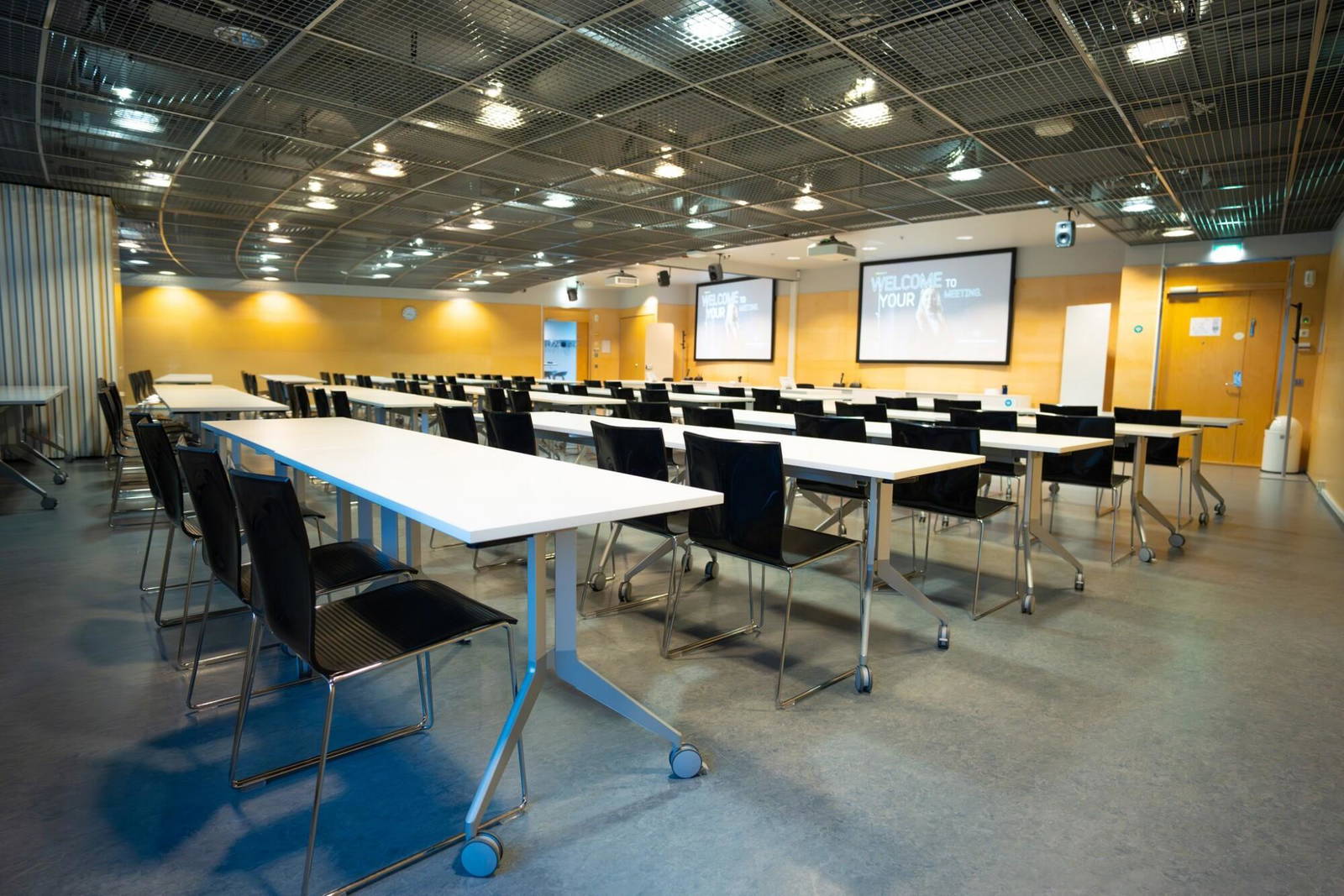 Seminaaritila innovatiivisessa ympäristössä Espoon teknologiakeskittymän ytimessä. Tilan pöydät voidaan järjestää luokkahuoneeksi (90 hengelle) tai diplomaatti- tai U-muotoon (50 hengelle) tai tilaan voidaan asettaa tuolirivit ilman pöytiä (200 hengelle).