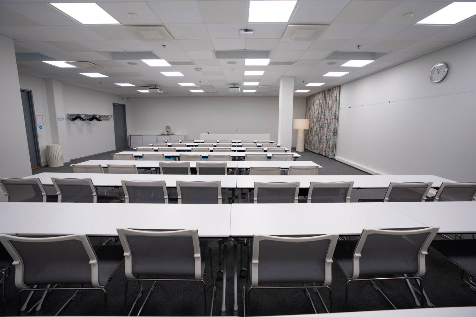 Koulutustila sijaitsee innovatiivisessa ympäristössä Espoon teknologiakeskittymän ytimessä. Suureen tilaan mahtuu 56 henkilöä ja sen pöydät voidaan järjestää tarpeiden mukaan joko diplomaatti-, luokkahuone- tai  u-muotoon.