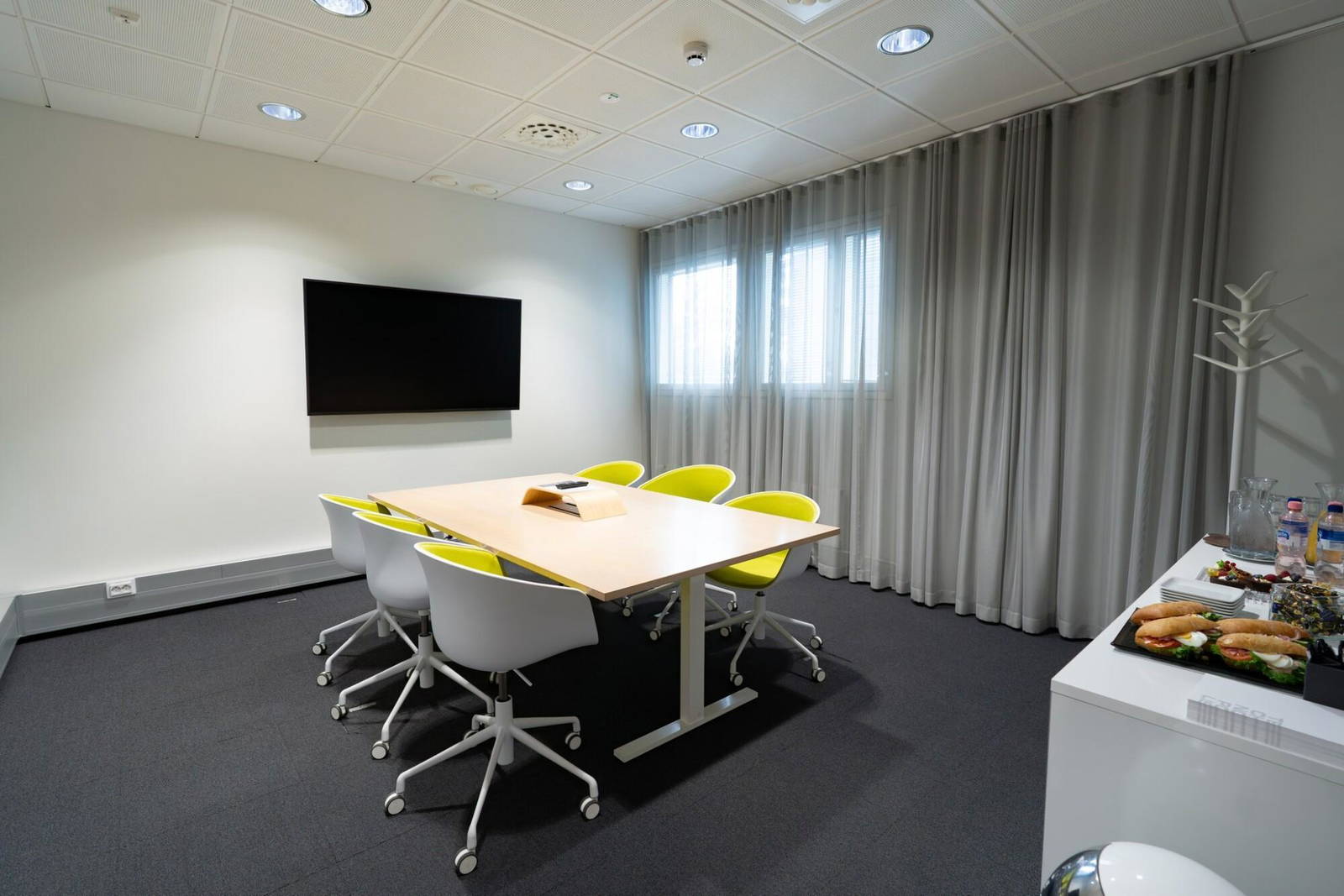 Meeting room for 6 located close to the Helsinki-Vantaa airport, which has great international connections. The room is finished to high specifications and it includes an AV-screen, a flip chart or whiteboard, high speed Wi-FI and office equipment.