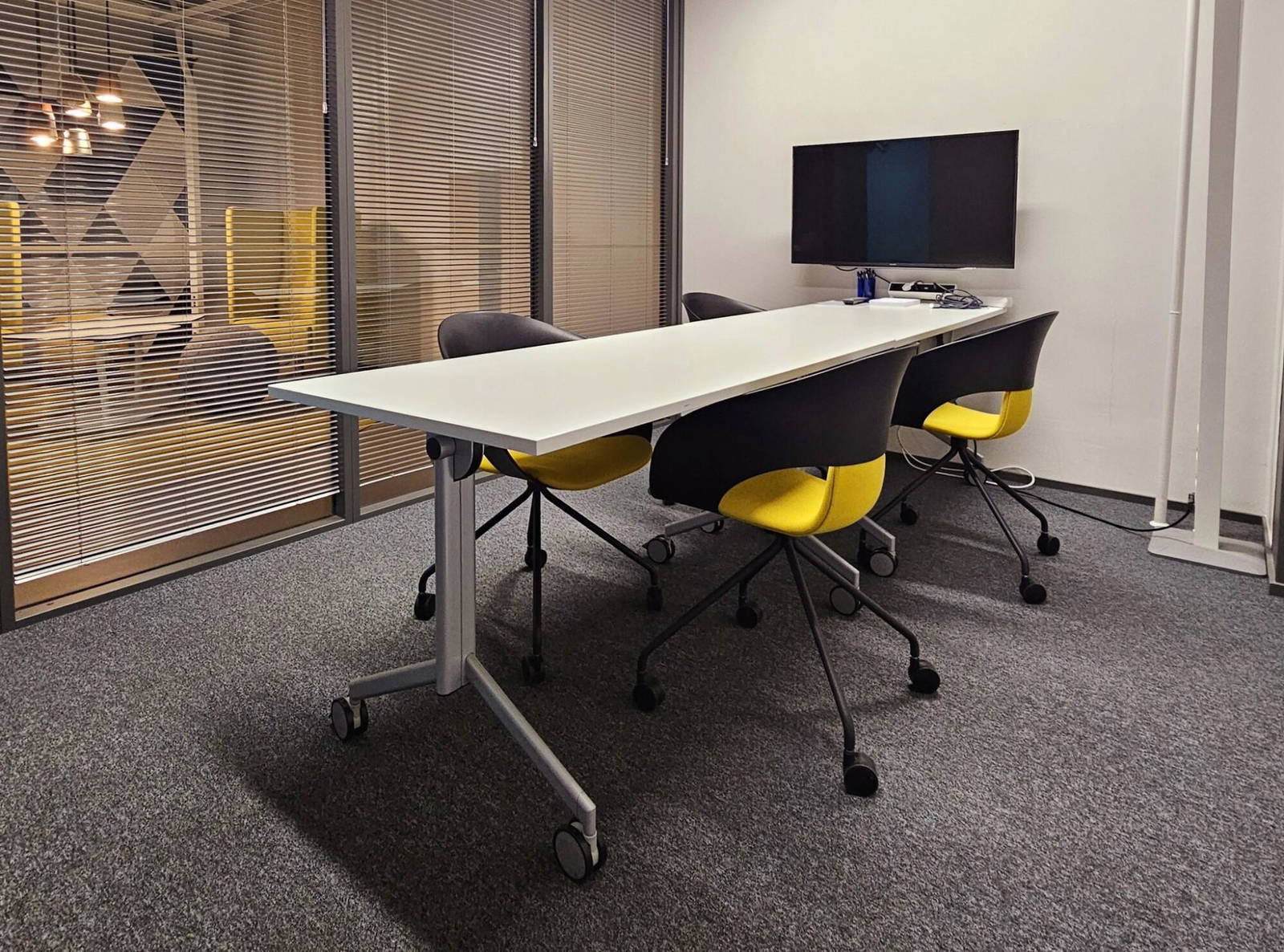 Meeting/work room located next to Aalto University along the Kehä I ring road, offering excellent traffic connections to all directions. Small room for working or small meetings (2–4 persons).