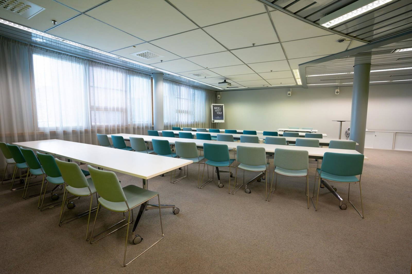 Kokoustila sijaitsee innovatiivisessa ympäristössä Espoon teknologiakeskittymän ytimessä. Tila voidaan muunnella asiakkaan tarpeiden mukaan diplomaatti, luokkahuone- tai U-muotoon, sinne voidaan asetella pelkät tuolit katsomoksi tai tila voidaan järjestää vapaamuotoista cocktail-tilaisuutta varten.