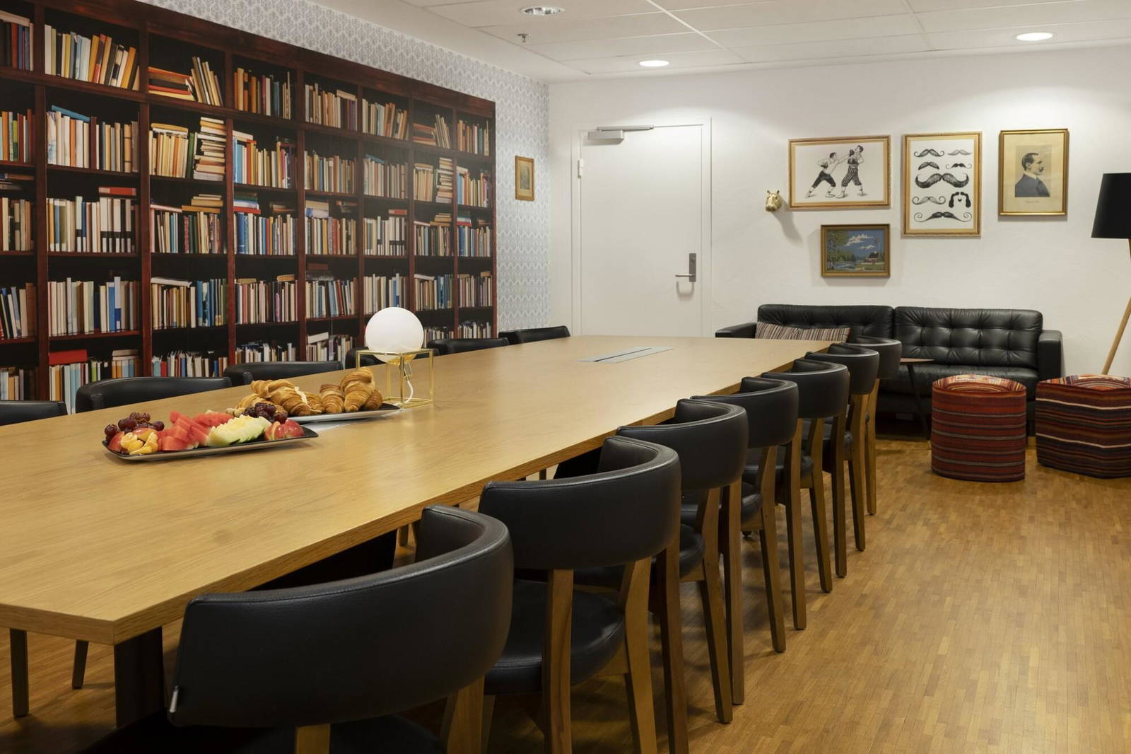 Møterom for 14 personer i styrebordoppsett. Rommet er utstyrt med TV-skjerm med lyd, tavle og flipover.