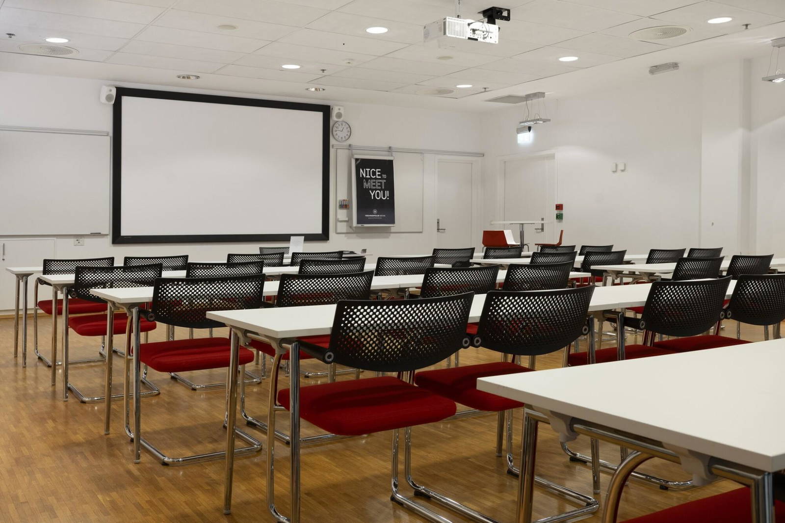 Classroom for 40 persons.  It is possible to rearrange the tables according to user's needs.