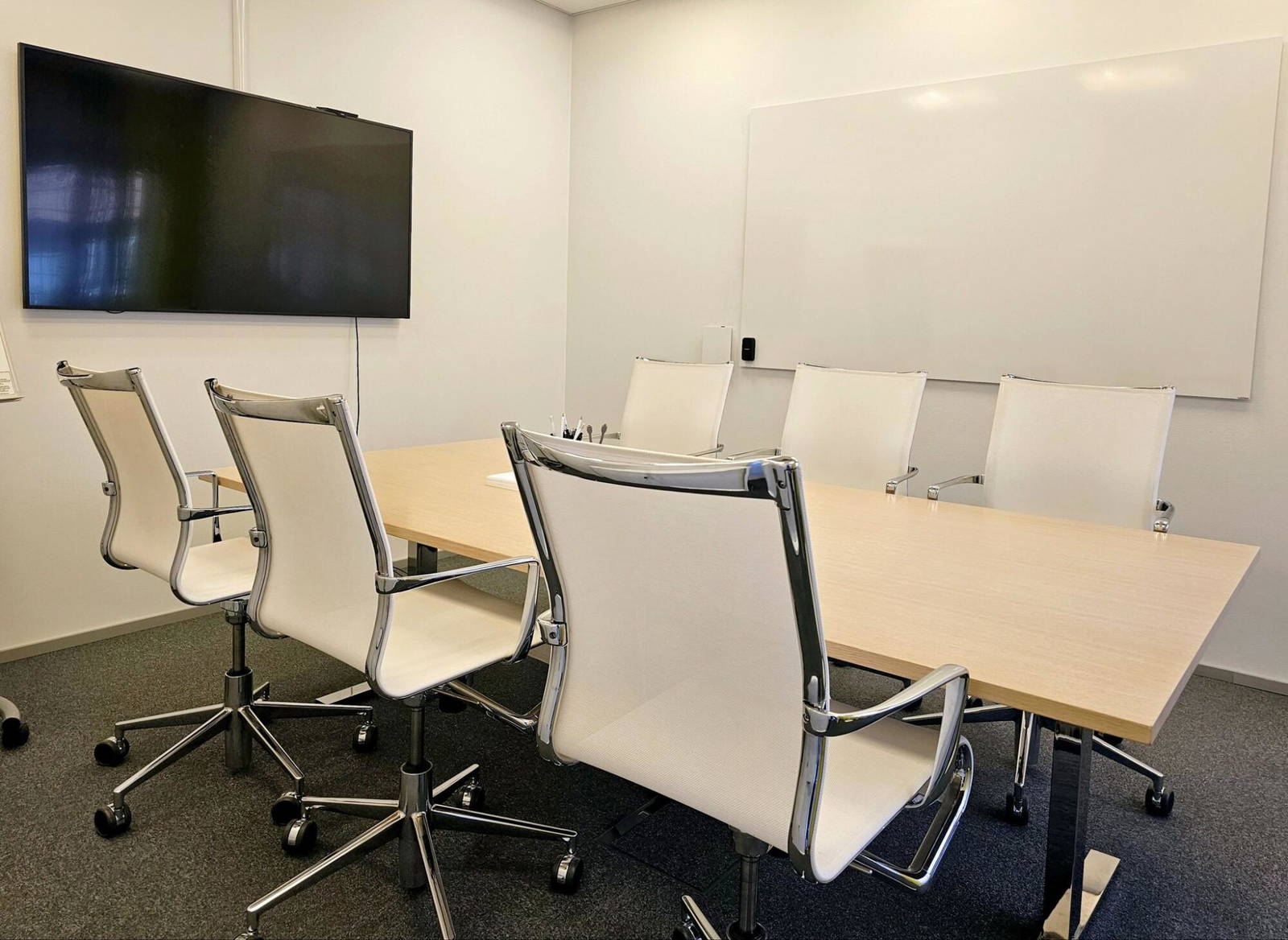 Meeting room located next to Aalto University along the Kehä I ring road, offering excellent traffic connections to all directions. Meeting room for 6 persons with a diplomat table.