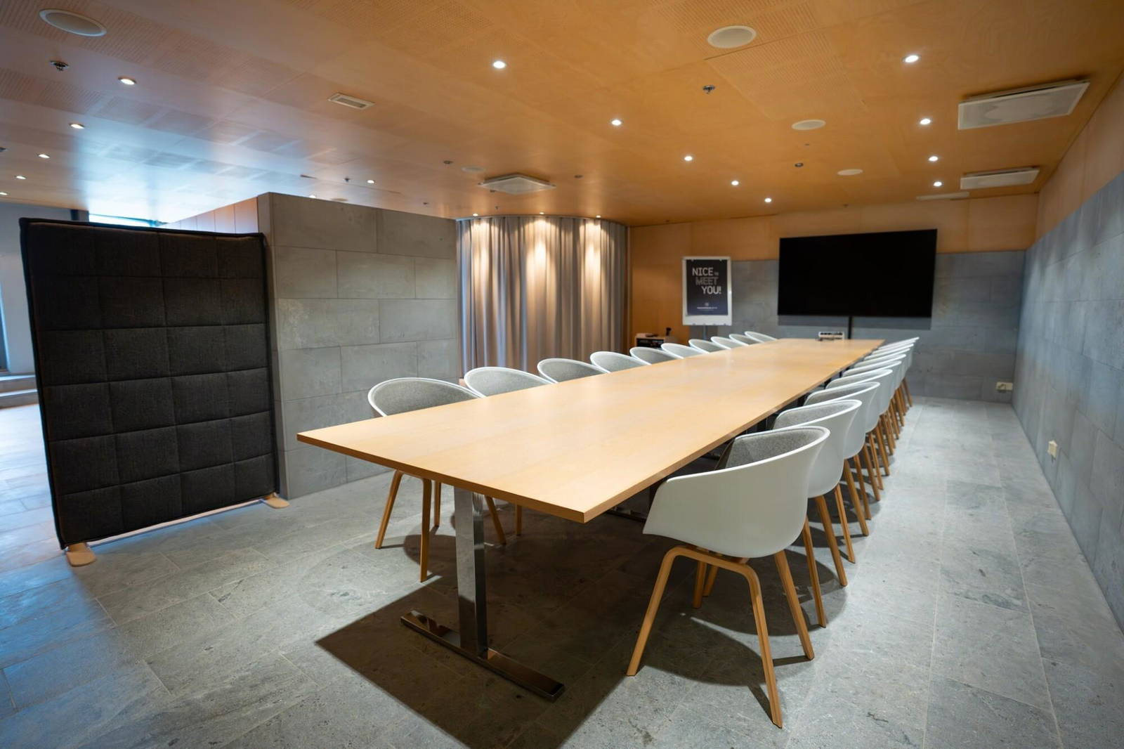 Kokous- ja saunatila sijaitsee lähellä Aalto yliopistoa Kehä I varrella hyvien kulkuyhteyksien päässä. Tilan yhteydessä on terassi, jolta avautuu upea näköala.