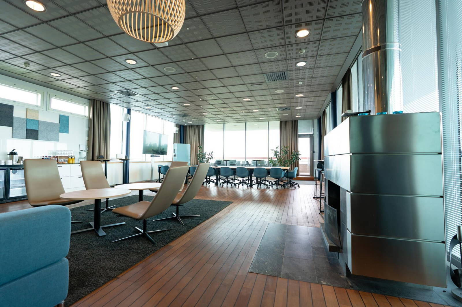Video conference/sauna compartment and meeting room located close to the Helsinki-Vantaa airport, which has great international connections. The top-floor (6th floor ) Finlandia sauna offers gorgeous views of Vantaa from the spacious rooftop terrace, equipped with a grill and dining area.
