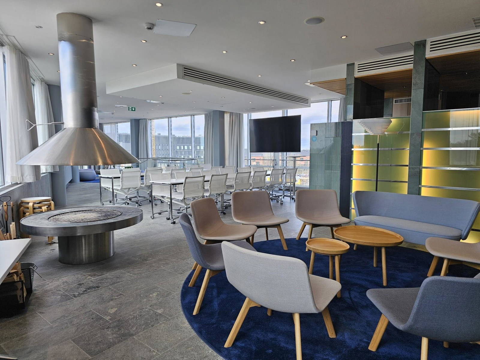 Kokous- ja saunatila sijaitsee lähellä Aalto yliopistoa Kehä I varrella hyvien kulkuyhteyksien päässä. Tyylikkäässä saunatilassa on suuret ikkunat, jotka tuovat tilaan runsaasti valoa ja tarjoavat upeat maisemat.