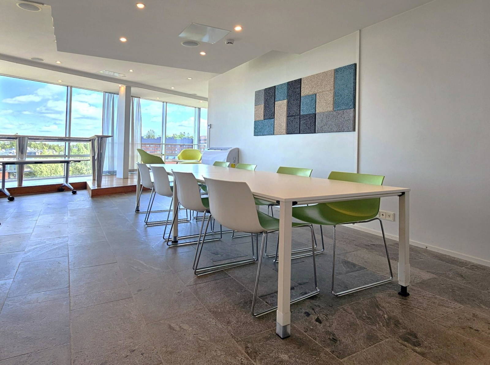 Sauna compartment and meeting room located next to Aalto University along the Kehä I ring road, offering excellent traffic connections to all directions. The sauna offers gorgeous views over Otaniemi (6th floor).