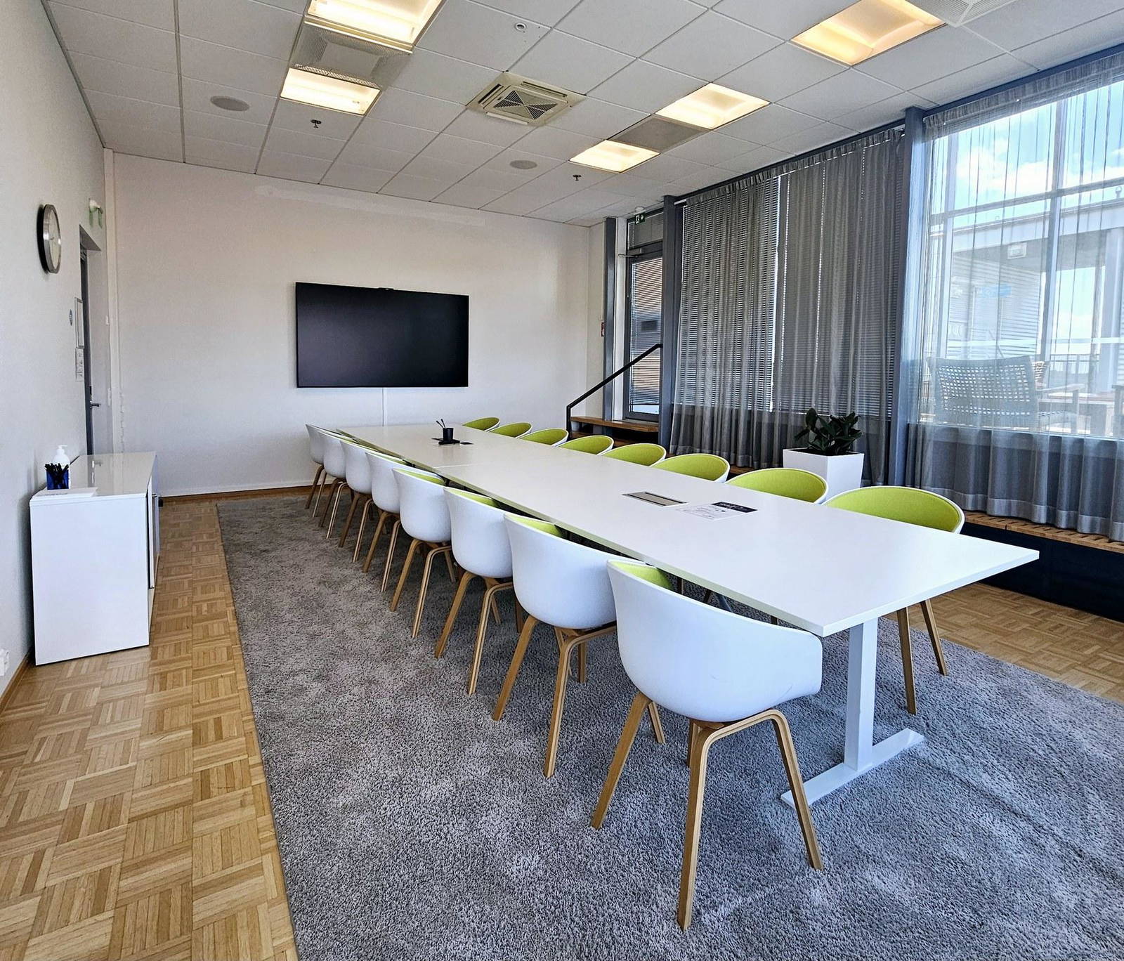 This sauna compartment and meeting room is located next to Aalto University along the Kehä I ring road, offering excellent traffic connections to all directions. The sauna offers gorgeous views over Otaniemi from the rooftop terrace (7th floor).