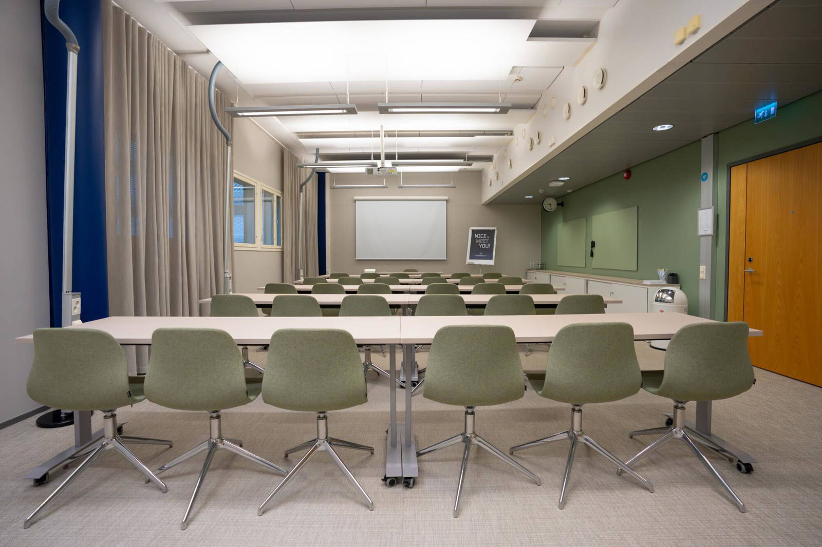 30 henkilön kokoustila lentokentän vieressä kansainvälistä tunnelmaa henkivässä ympäristössä. Pöydät on järjestetty luokkamuotoon.