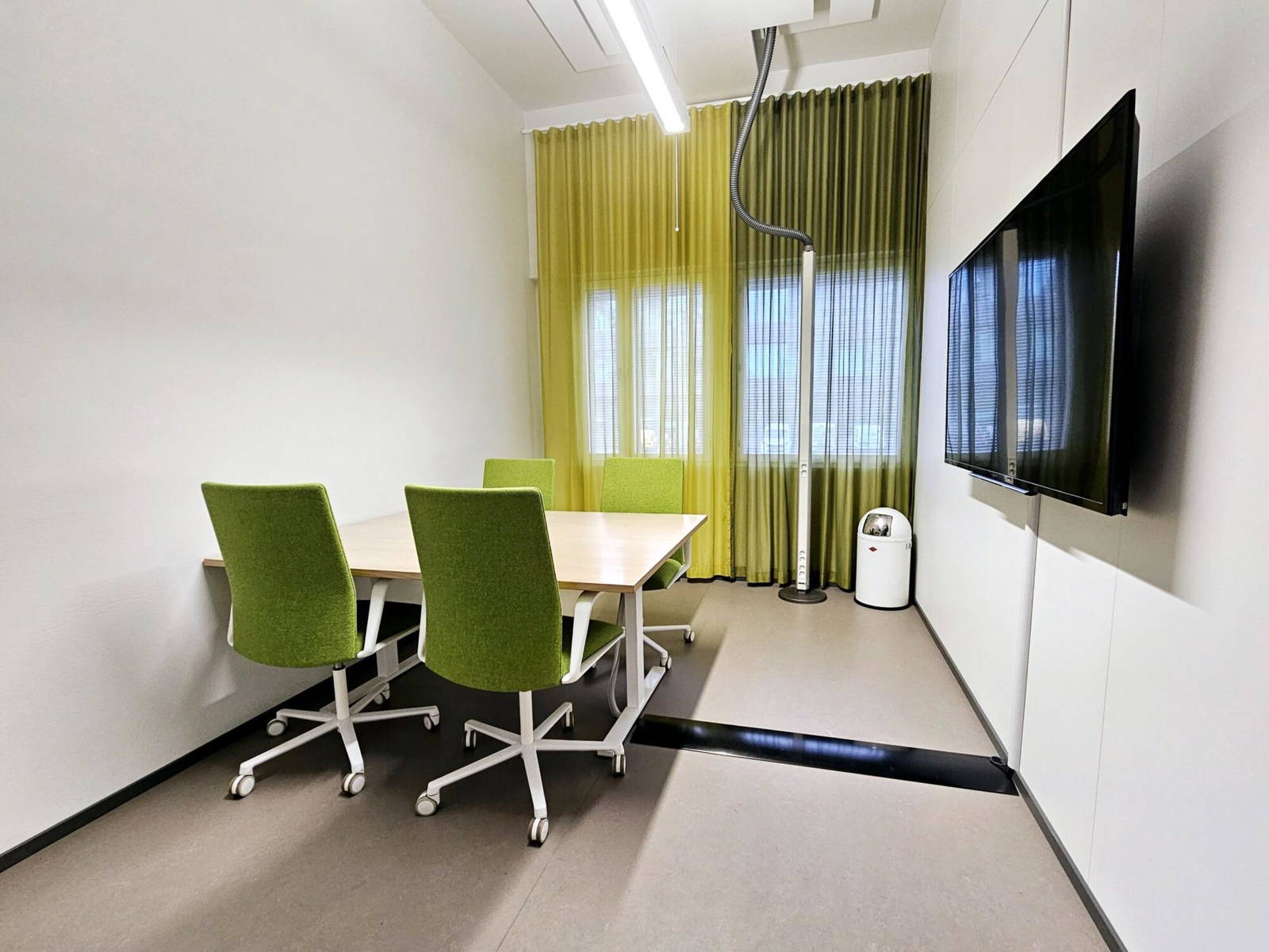 Työhuone sijaitsee lentokentän vieressä kansainvälistä tunnelmaa henkivässä ympäristössä.  Pieni mutta viihtyisä tila työskentelyyn tai pieniin (2–4 hengen) tapaamisiin.