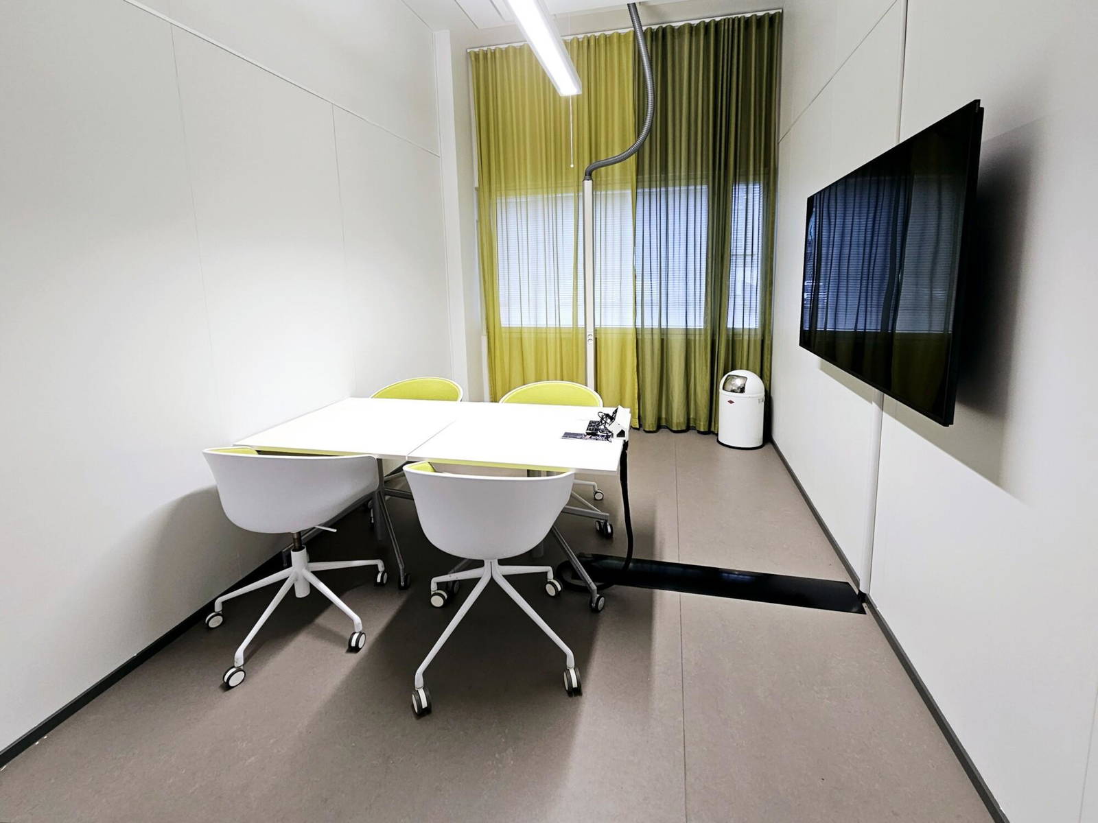 Meeting/work room located close to the Helsinki-Vantaa airport, which has great international connections. Small room for working or small meetings (2–4 persons).
