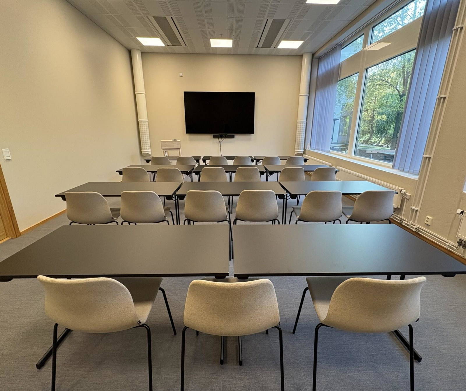 Large meetingroom for 20-25 persons, AV-screen, high speed Wi-Fi and office equipment..