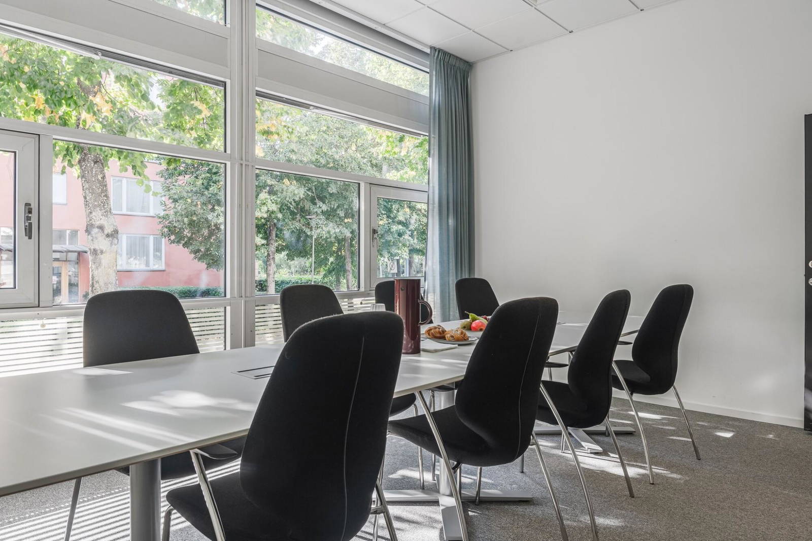 I inbjudande Stenbeck, beläget på Kronborgsgränd 1, finns wifi, projektor/duk, anteckningsblock och whiteboard. Mötesrummet rymmer upp till 10 personer.